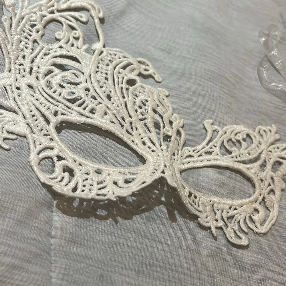 Sexy lace masquerade mask NWT